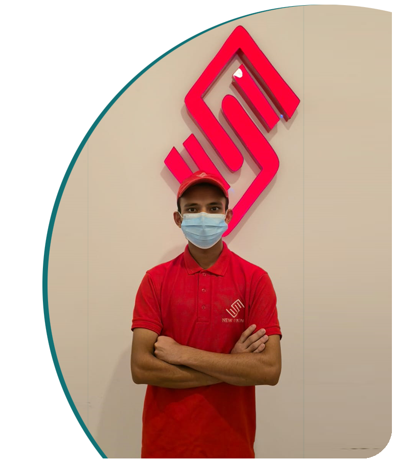 عامل نظافة من شركة الاتحاد الجديد للمقاولات أثناء العمل في تنظيف المنازل