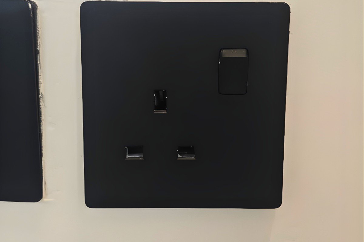 تنظيف مفاتيح الكهرباء بالدمام إزالة الأوساخ